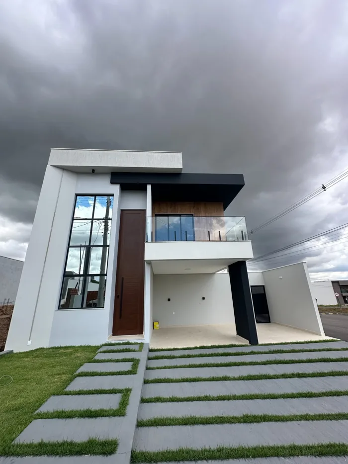 Fachada residencial com painéis de vidro Alpha